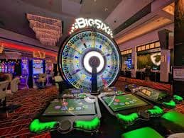 Turnamen esports besar sedang berlangsung dengan penonton antusias